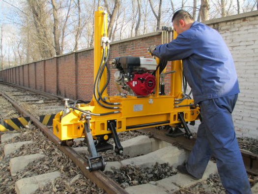 YQBJ-300x125型高行(hang)程液壓起(qi)撥道機