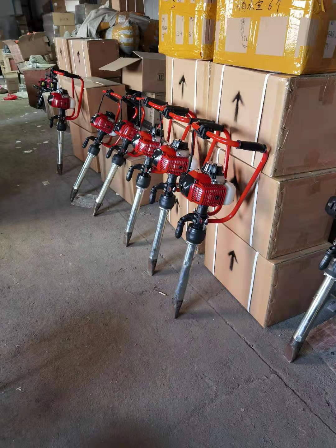 ND-4型(xing)手提式内(nèi)燃搗固鎬(gao) 